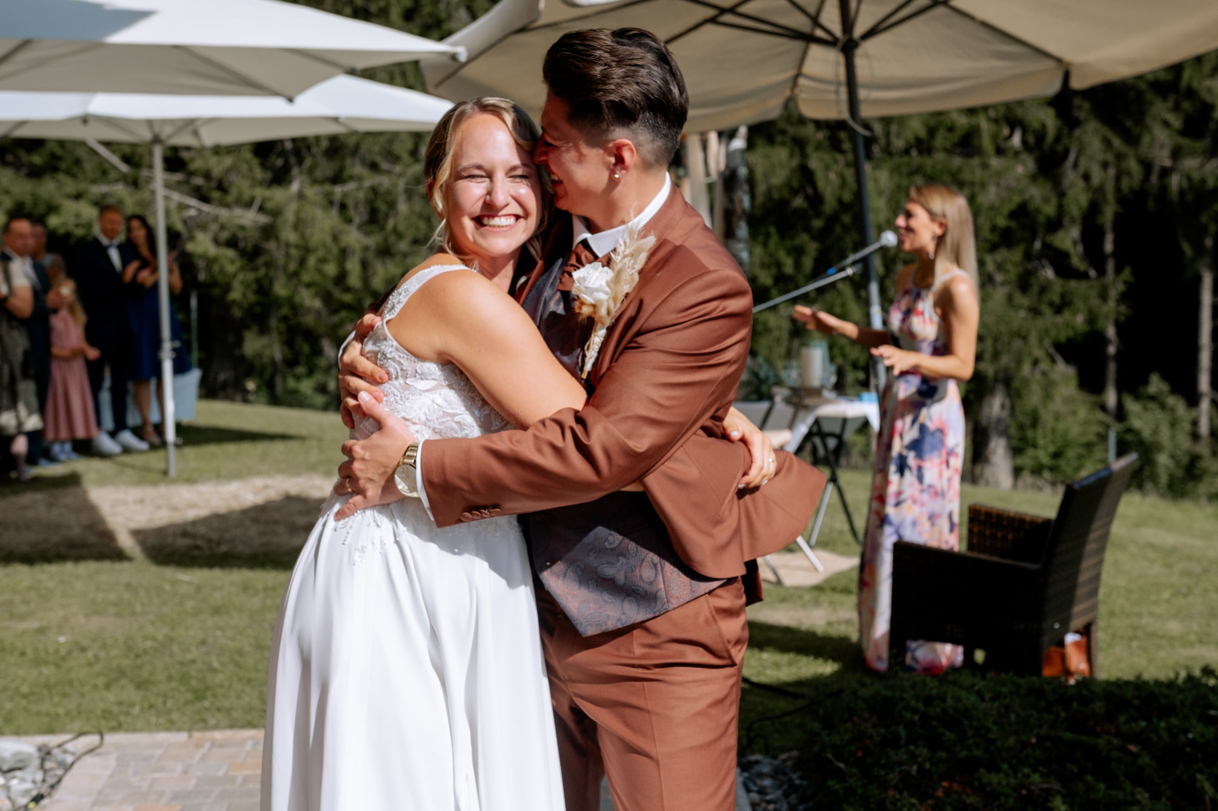 Berghotel Jägerhof Hochzeit-20-min Brautpaar Jasmin und Marina bei ihrer Hotel Jägerhof Hochzeit im Allgäu