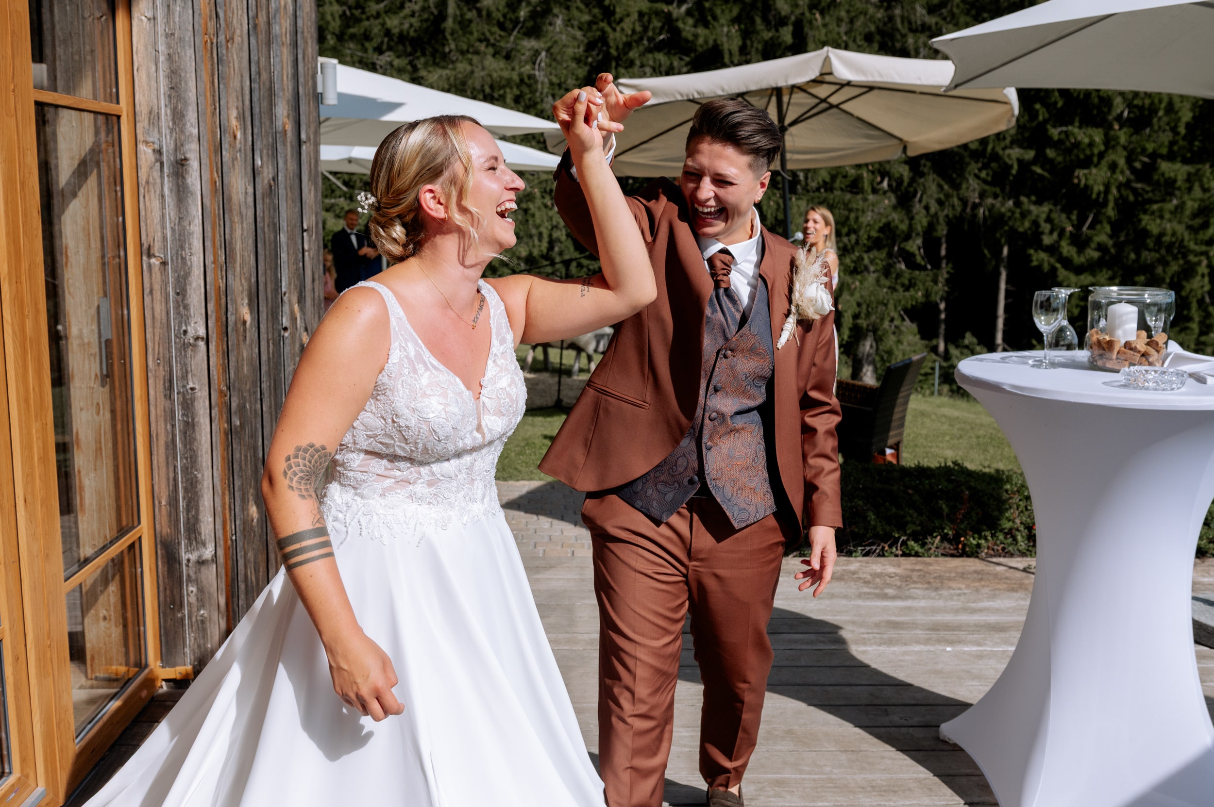 Berghotel Jägerhof Hochzeit-21-min Brautpaar Jasmin und Marina bei ihrer Hotel Jägerhof Hochzeit im Allgäu