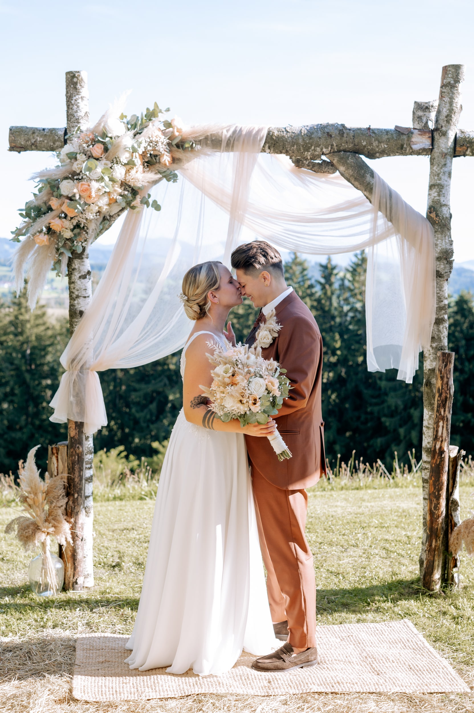 Berghotel Jägerhof Hochzeit-30-min Freie Trauung auf der Wiese beim Berghotel Jägerhof mit Blick über das Allgäu