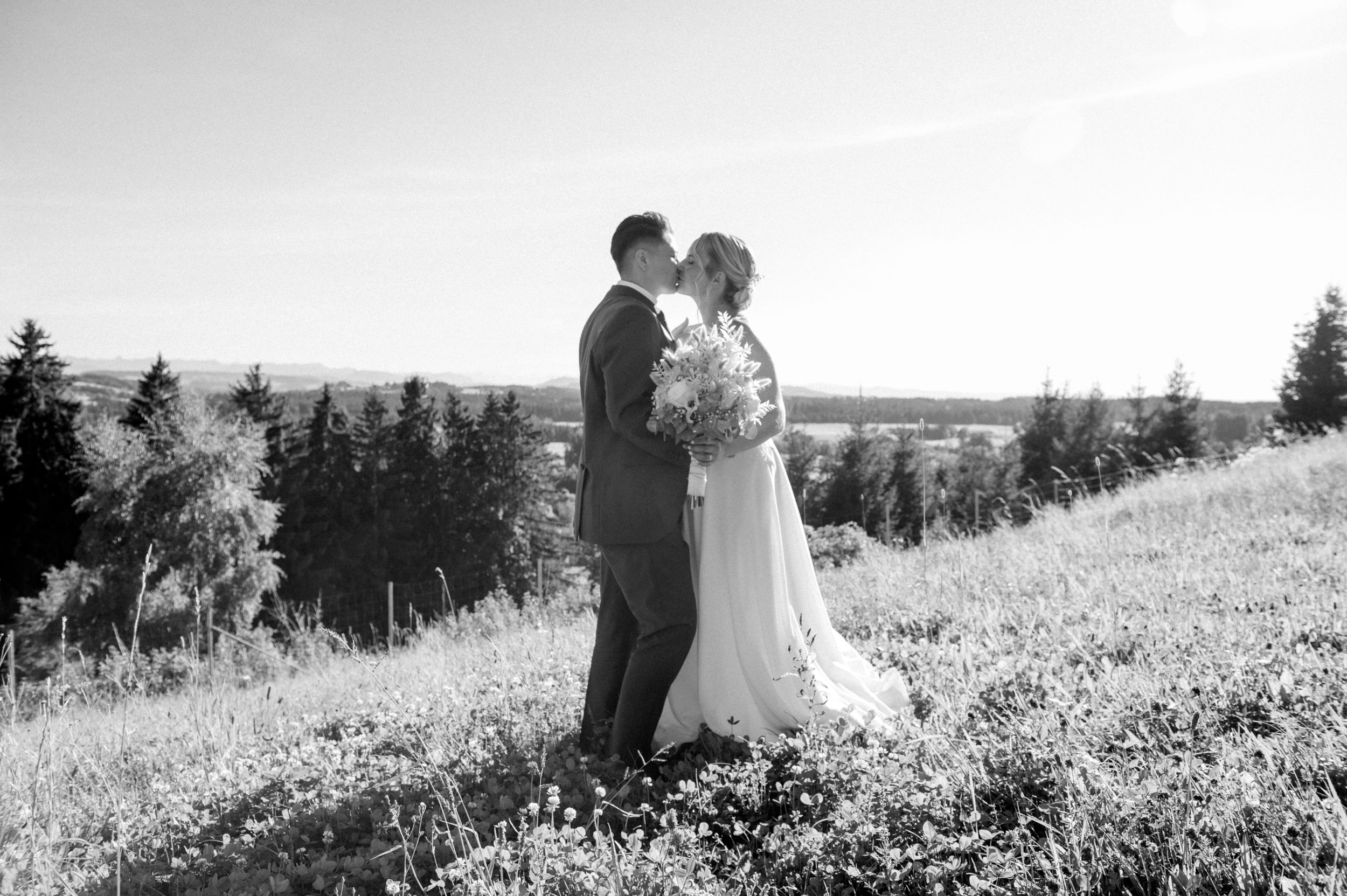 Berghotel Jägerhof Hochzeit-33-min Freie Trauung auf der Wiese beim Berghotel Jägerhof mit Blick über das Allgäu
