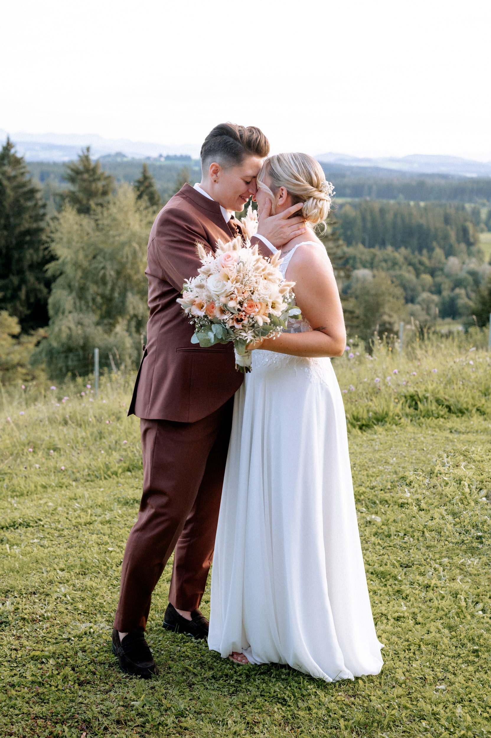 Berghotel Jägerhof Hochzeit-41-min Freie Trauung auf der Wiese beim Berghotel Jägerhof mit Blick über das Allgäu
